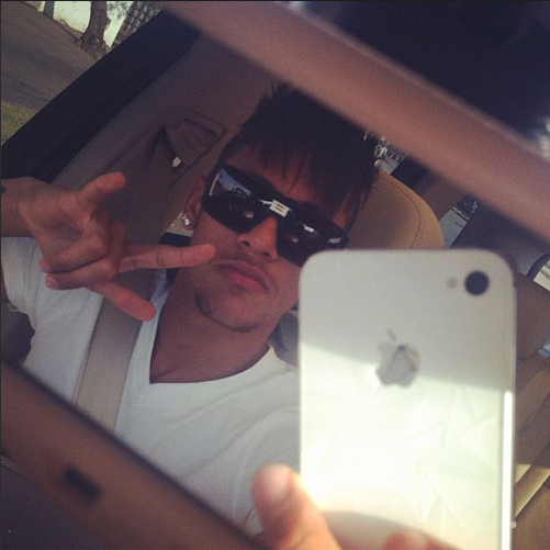 Giới cầu thủ trẻ hiện nay có vẻ như xem iPhone là