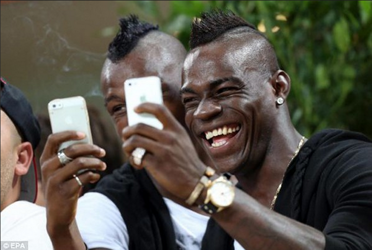 Anh em siêu quậy Balotelli cũng mê