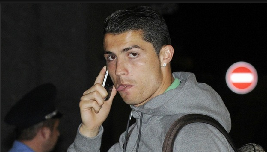 Năm 2012, Ronaldo xài một chiếc Blackberry.