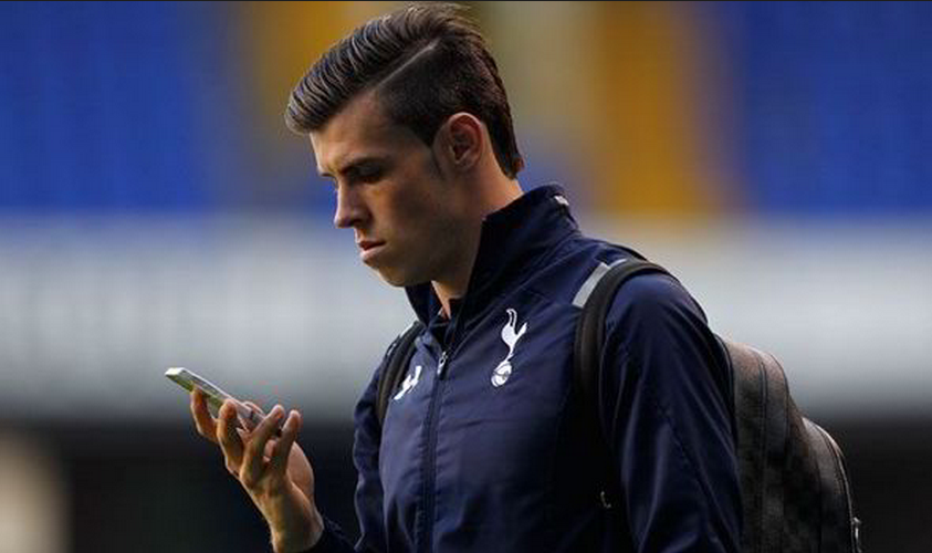 Tương tự, Gareth Bale cũng từng bị bắt gặp xài iPhone.