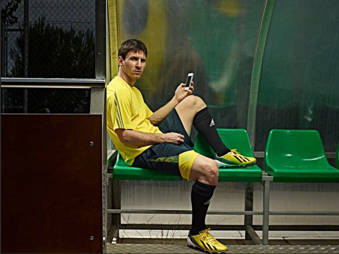 Mặc dù vậy, cũng xuất hiện những tấm hình anh cầm iPhone.