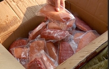 Hơn 1 tấn bánh kẹo Trung Quốc và thịt ngỗng xông khói bị thu giữ