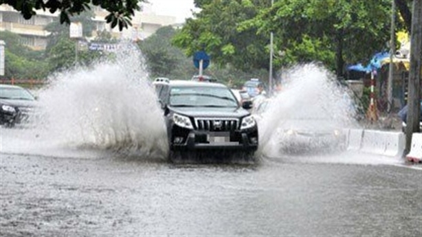 Lái ô tô lao nhanh giữa đường ngập: vô văn hóa và thiếu hiểu biết