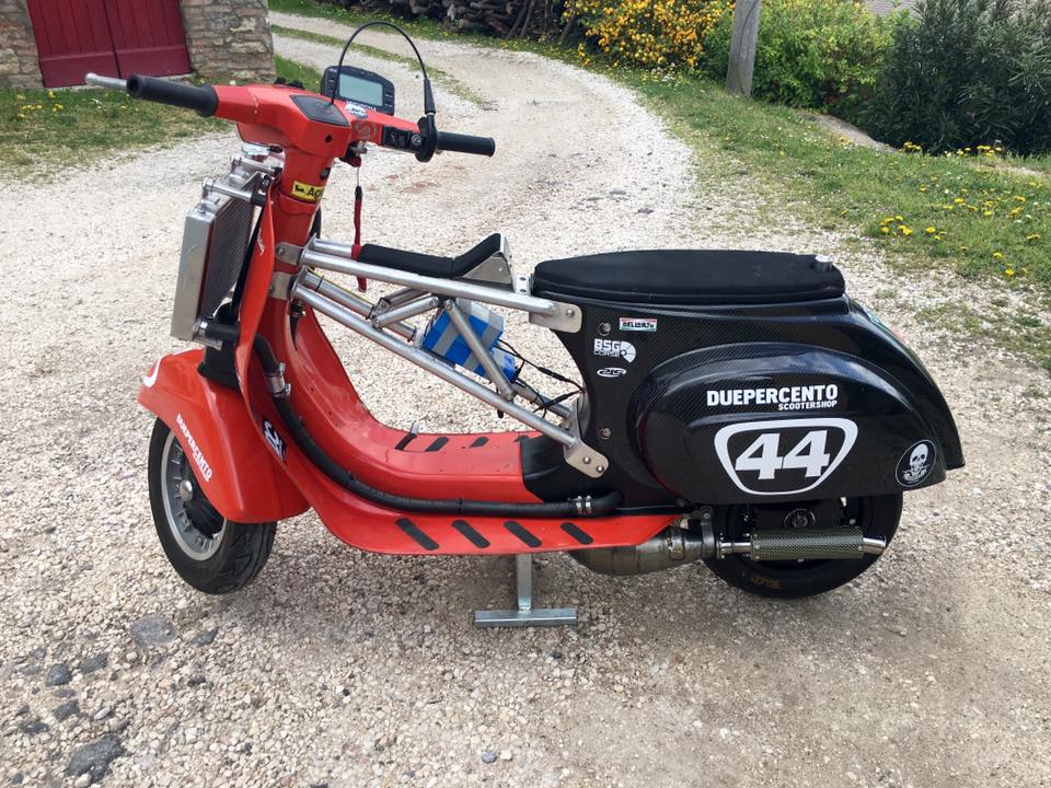 Cận cảnh chiếc Vespa cổ độ