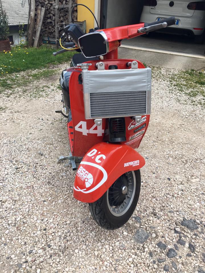 Cận cảnh chiếc Vespa cổ độ