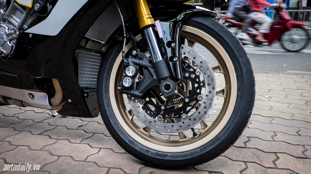 Ngắm phiên bản đặc biệt Yamaha R1 kỷ niệm 60 năm đầu tiên tại Việt Nam - ảnh 12