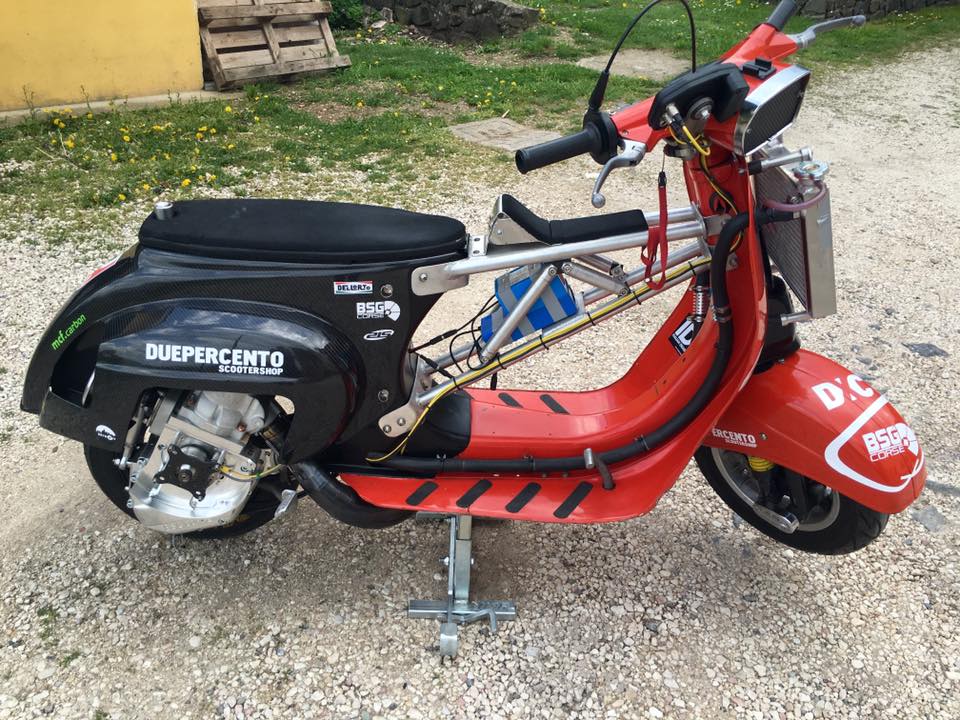 Cận cảnh chiếc Vespa cổ độ