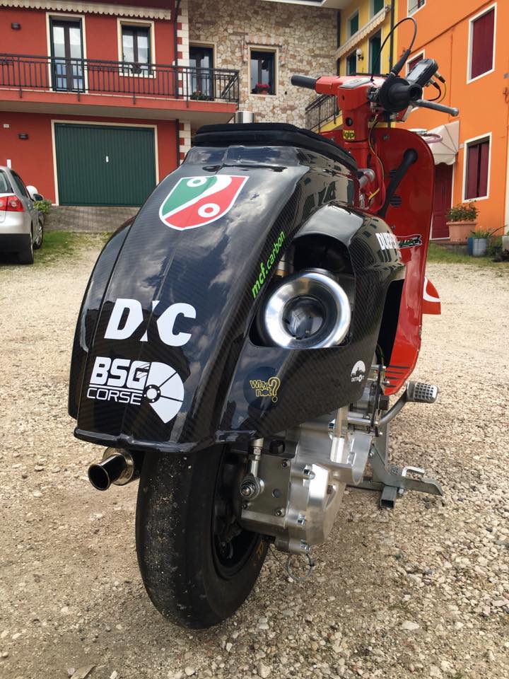 Cận cảnh chiếc Vespa cổ độ