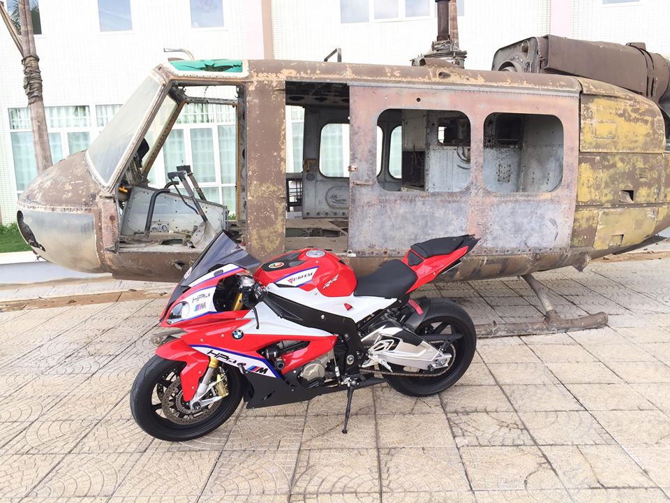 Trực thăng phải 'lu mờ' trước BMW S1000RR trắng đỏ - ảnh 1