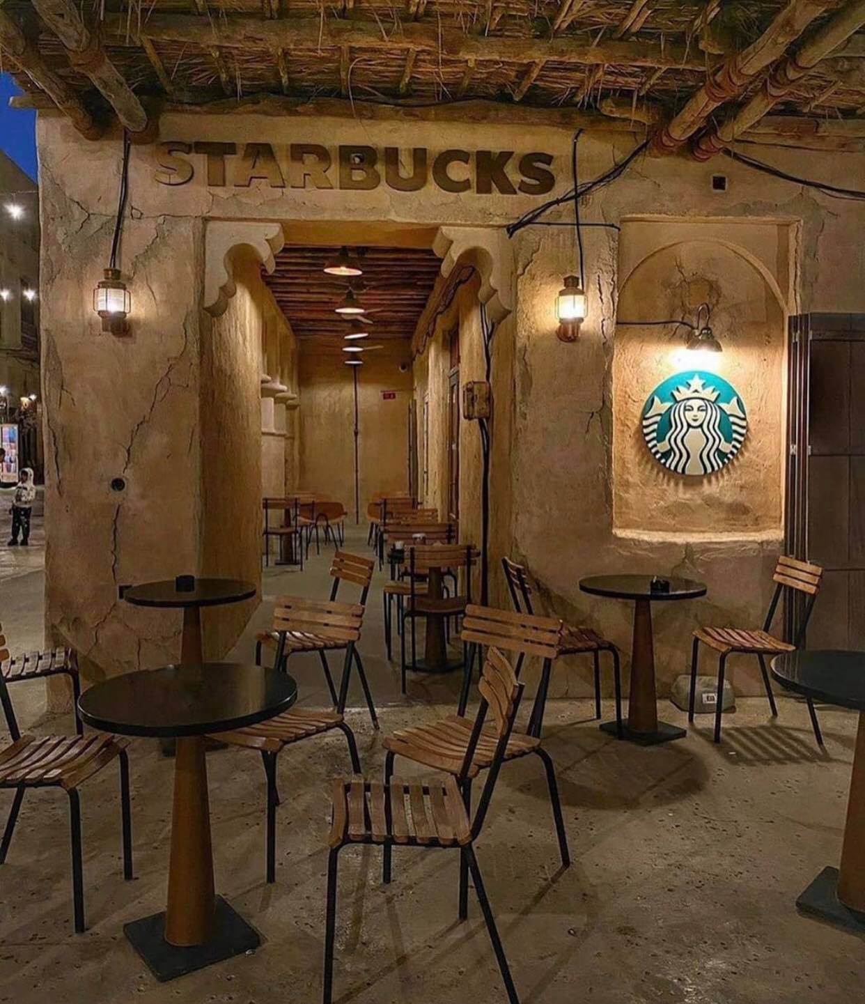 Cửa hàng Starbucks tại xứ siêu giàu gây bất ngờ với mái lá, tường nứt cũ kỹ như nhà đất Việt Nam - Ảnh 5.