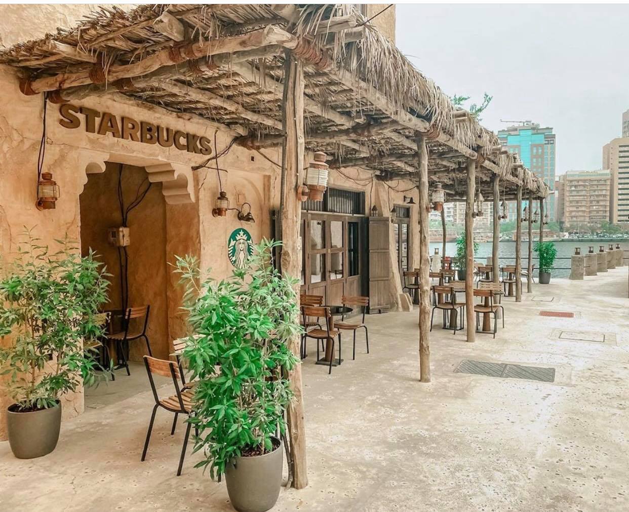 Cửa hàng Starbucks tại xứ siêu giàu gây bất ngờ với mái lá, tường nứt cũ kỹ như nhà đất Việt Nam - Ảnh 2.