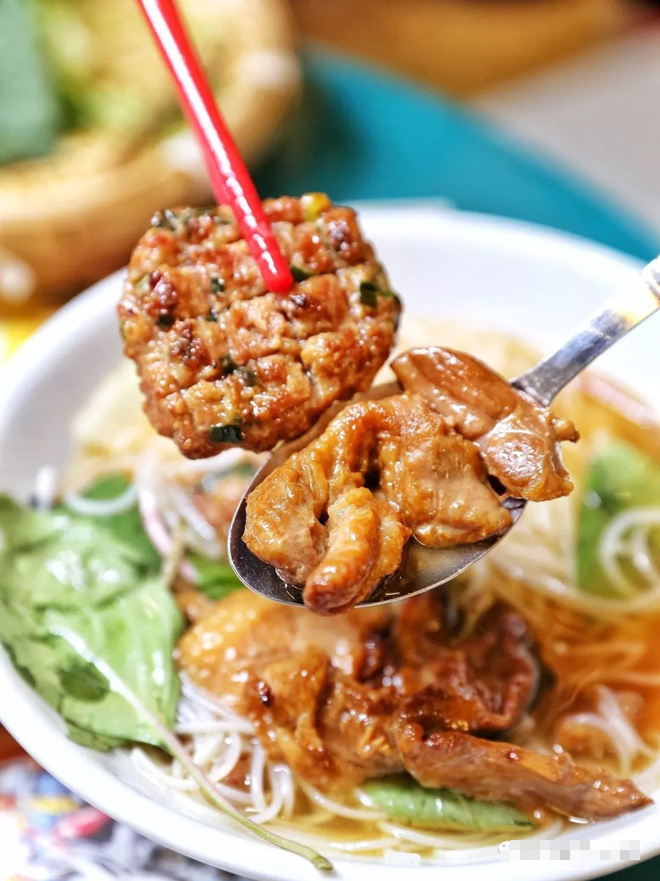 Trung Quốc có nhà hàng bán bún chả Obama, nhái từ chai bia đến miếng thịt nướng nhìn không khác gì bản gốc! - Ảnh 6.