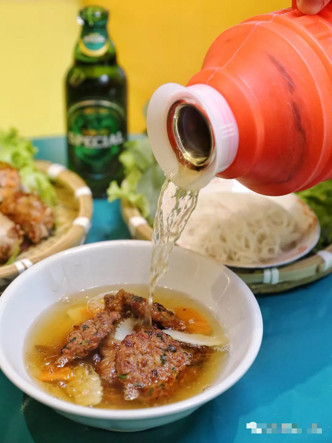 Trung Quốc có nhà hàng bán bún chả Obama, nhái từ chai bia đến miếng thịt nướng nhìn không khác gì bản gốc! - Ảnh 8.