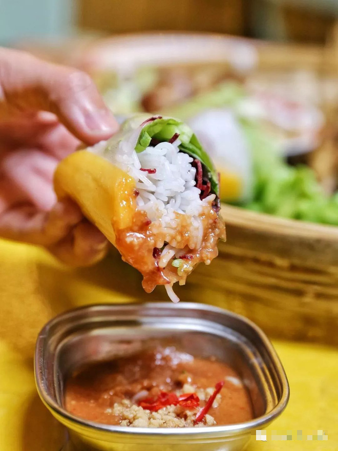 Trung Quốc có nhà hàng bán bún chả Obama, nhái từ chai bia đến miếng thịt nướng nhìn không khác gì bản gốc! - Ảnh 9.