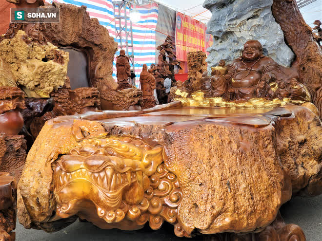 Ngắm bộ bàn ghế gỗ nu Cửu lân quần tụ nặng 4 tấn, dát vàng, giá 2,8 tỷ cho đại gia Việt - Ảnh 3.