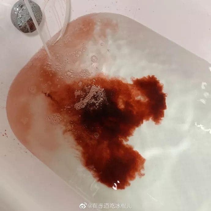 Mua bom tắm tím mộng mơ về thả bồn, khách tái mặt khi thấy nước đỏ ngầu như phim kinh dị - Ảnh 2.
