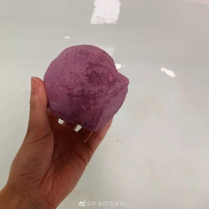 Mua bom tắm tím mộng mơ về thả bồn, khách tái mặt khi thấy nước đỏ ngầu như phim kinh dị - Ảnh 1.