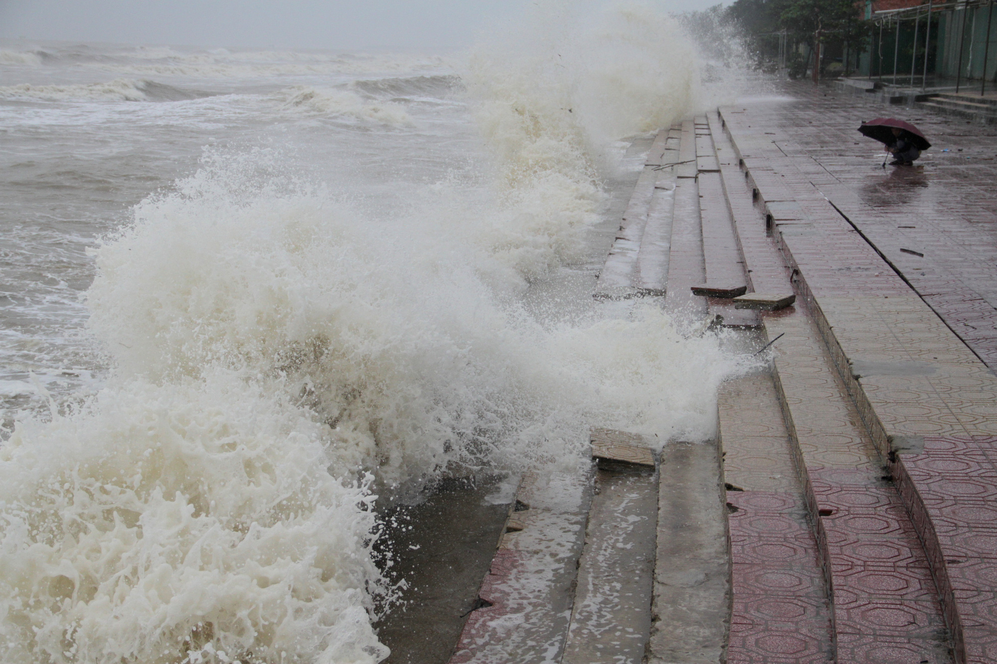 Bão số 8: Sóng cao 5m đang đánh vào bờ biển Nghệ An, hàng trăm khối đất đá sạt lở, đổ xuống quốc lộ - Ảnh 2.