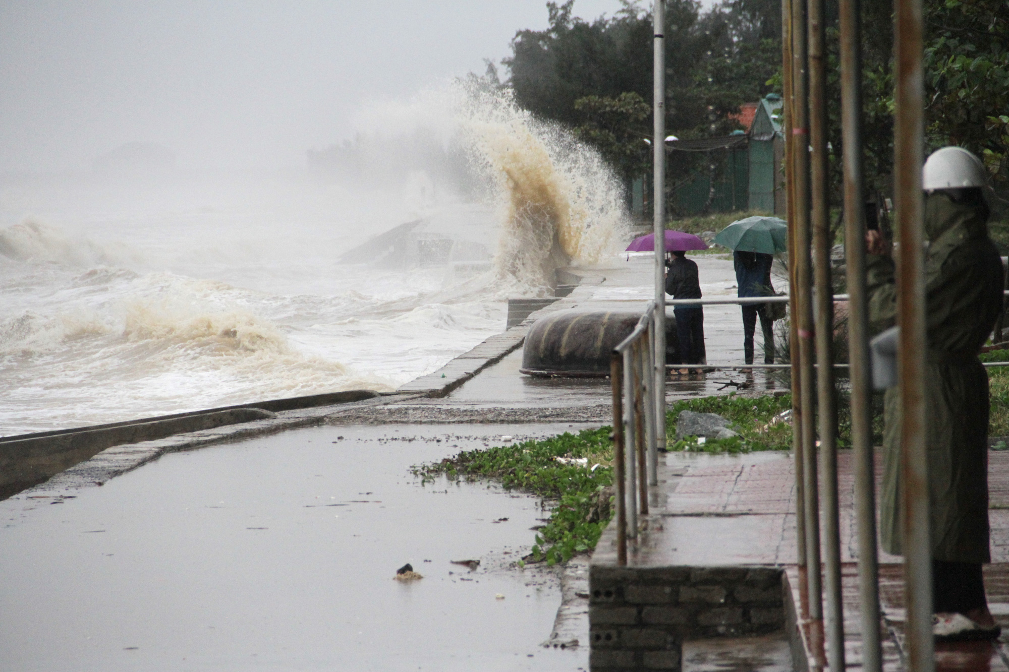 Bão số 8: Sóng cao 5m đang đánh vào bờ biển Nghệ An, hàng trăm khối đất đá sạt lở, đổ xuống quốc lộ - Ảnh 9.
