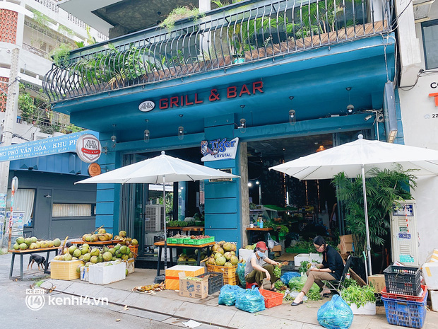 Chuyện khó tin ở Sài Gòn: Tụ điểm bar pub hot nhất nay đã trở thành chỗ bán rau? - Ảnh 1.
