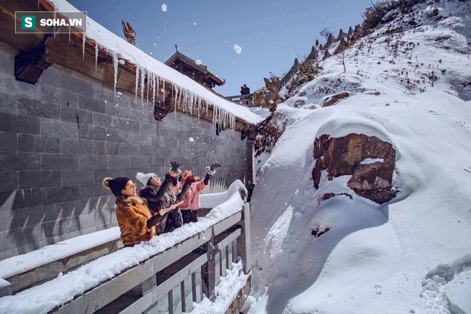 Du khách thích thú khi tuyết rơi trên đỉnh Fansipan ngày cuối tuần - Ảnh 2.