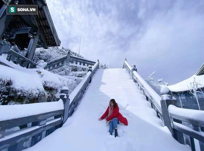 Du khách thích thú khi tuyết rơi trên đỉnh Fansipan ngày cuối tuần - Ảnh 7.