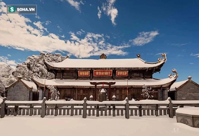 Du khách thích thú khi tuyết rơi trên đỉnh Fansipan ngày cuối tuần - Ảnh 9.