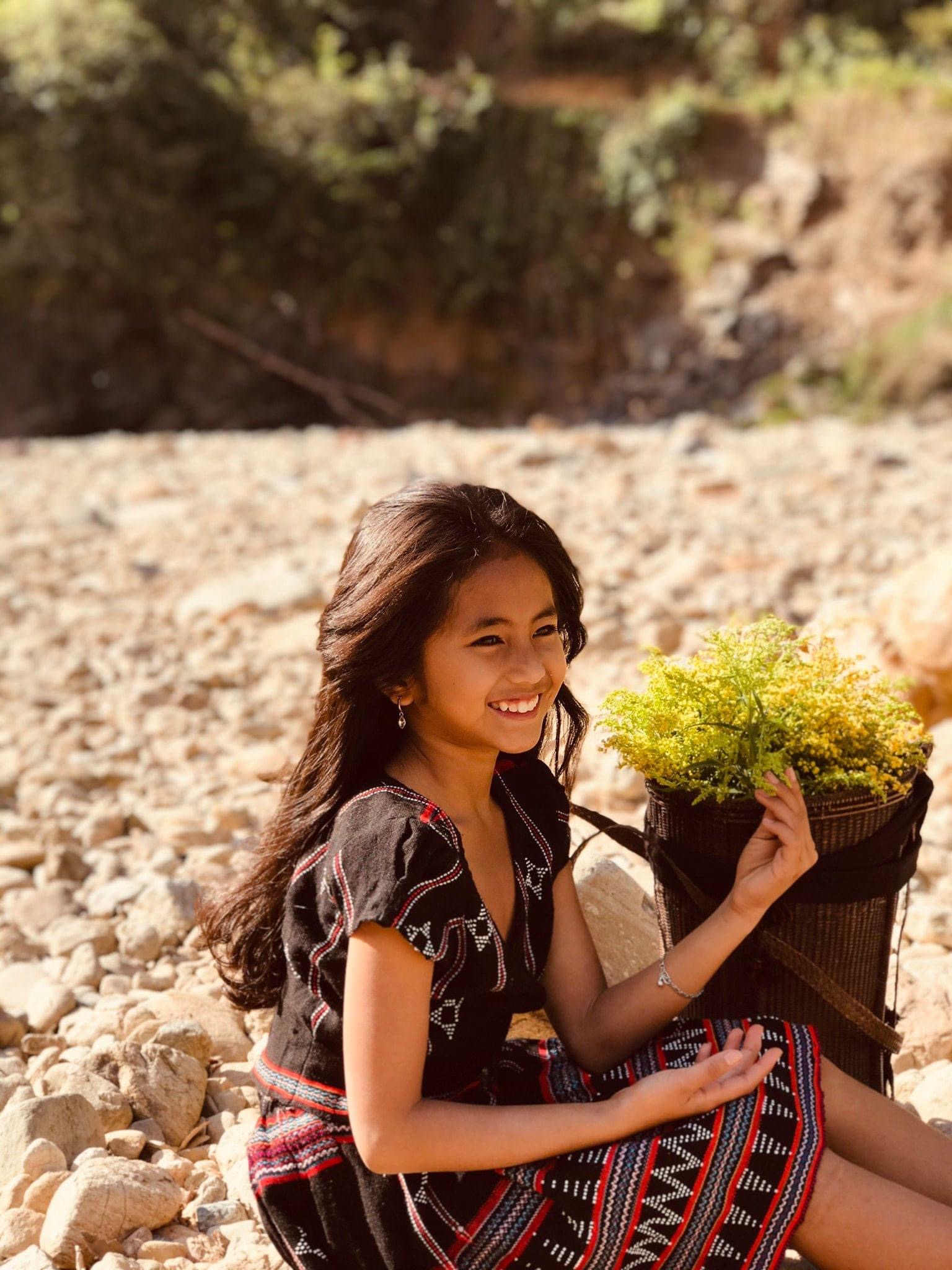 Cô bé dân tộc bất ngờ nổi tiếng trên MXH nhờ sở hữu vẻ đẹp trong trẻo tựa thiên thần - Ảnh 1.