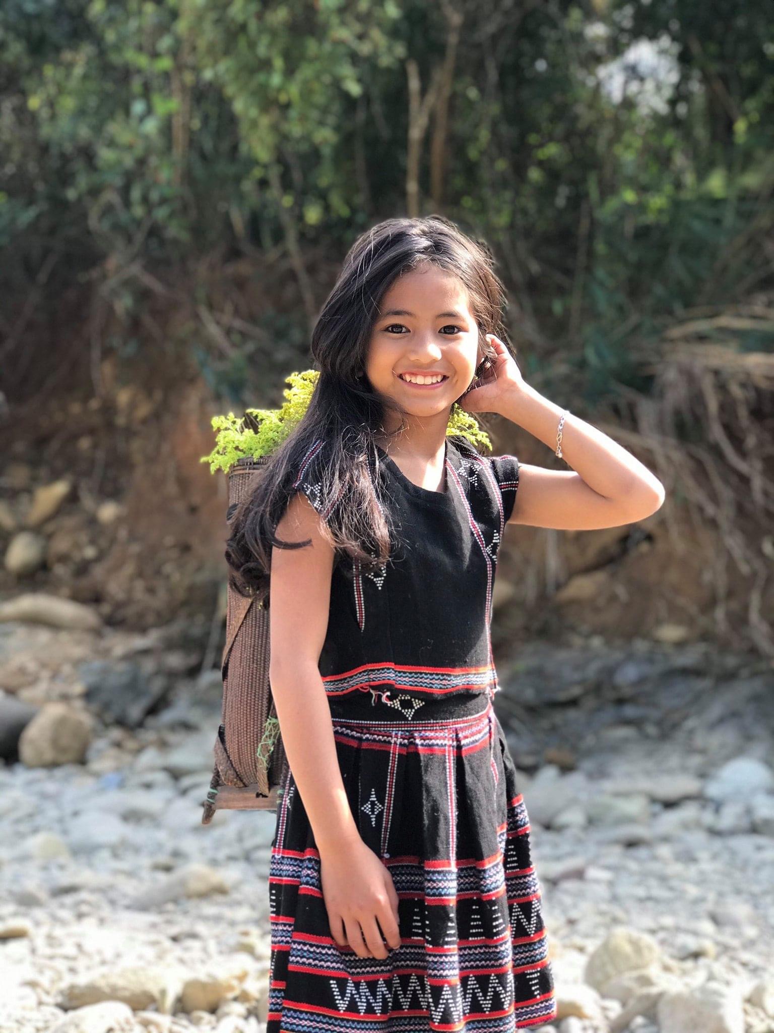 Cô bé dân tộc bất ngờ nổi tiếng trên MXH nhờ sở hữu vẻ đẹp trong trẻo tựa thiên thần - Ảnh 3.