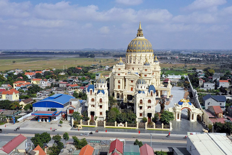 Ông chủ lâu đài dát vàng 400 tỷ cao nhất Đông Nam Á ở Ninh Bình: Sở hữu công ty doanh thu cao nhất ngành xi măng Việt Nam - Ảnh 1.