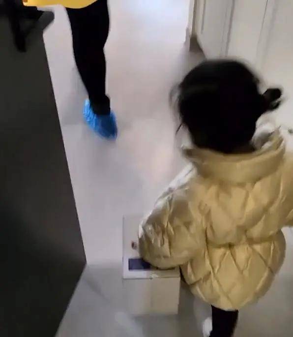 Mẹ sinh em bé, con gái 4 tuổi xách hộp quà đến thăm như người lớn: Đẻ con gái sướng thật! - Ảnh 4.