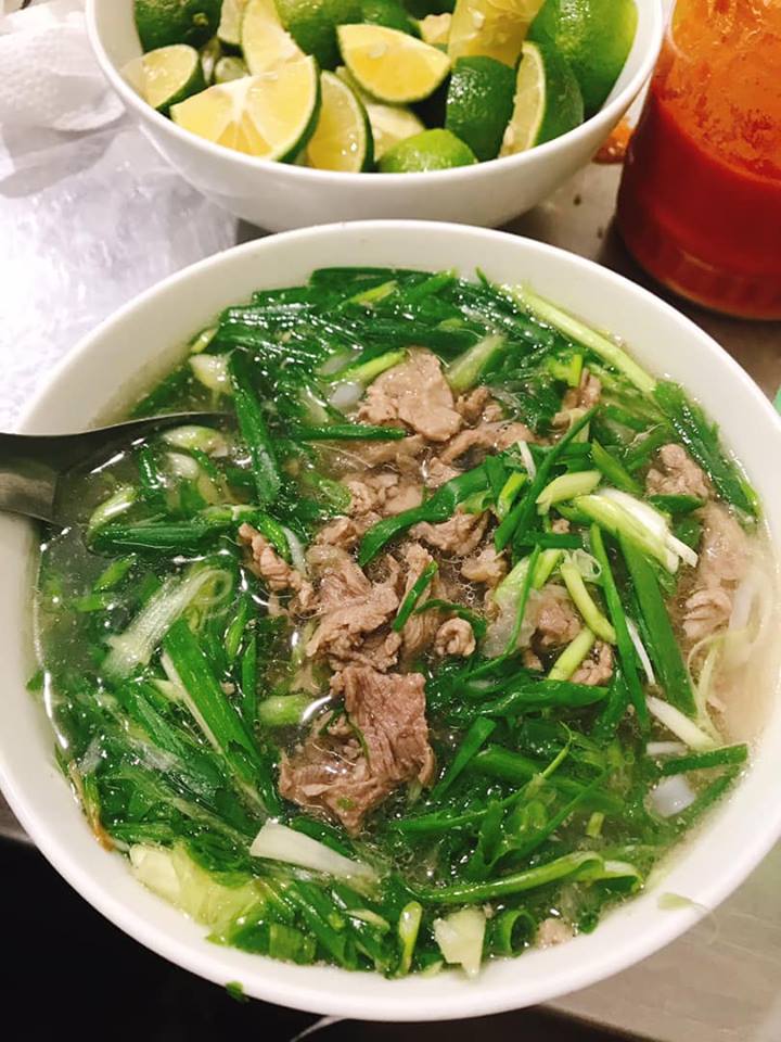 Phở Thìn Lò Đúc treo bảng cửu chương 80k gây tranh cãi: Người khen, kẻ chê lố bịch - Ảnh 2.