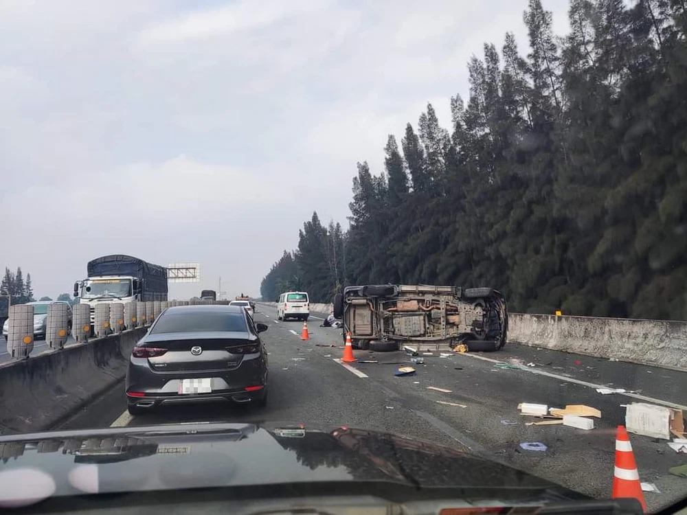 The car carrying Vice President of Ho Chi Minh City Le Hoa Binh overturned on the Ho Chi Minh City - Trung Luong highway - Photo 1.