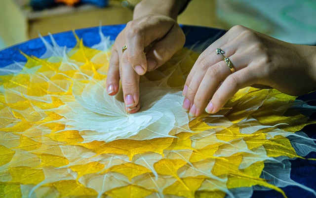  Meet people who don't let the leaves fall... to their roots, creating a unique profession in Ninh Binh - Photo 6.
