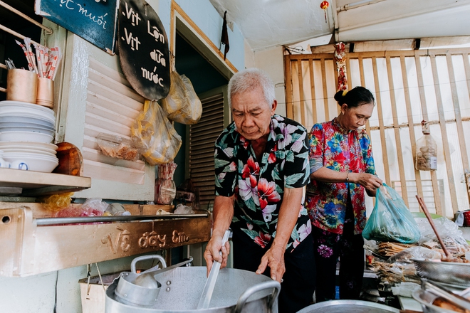 Quán cháo trắng hơn 10 năm chỉ bán giá 1.000 đồng của đôi vợ chồng già ở Sài Gòn: Bán rẻ cho người ta ăn no là được rồi - Ảnh 2.