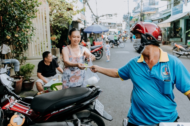 Quán cháo trắng hơn 10 năm chỉ bán giá 1.000 đồng của đôi vợ chồng già ở Sài Gòn: Bán rẻ cho người ta ăn no là được rồi - Ảnh 8.