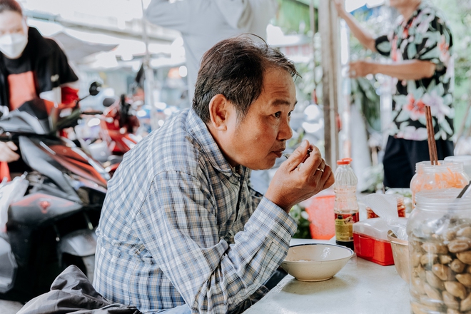 Quán cháo trắng hơn 10 năm chỉ bán giá 1.000 đồng của đôi vợ chồng già ở Sài Gòn: Bán rẻ cho người ta ăn no là được rồi - Ảnh 9.