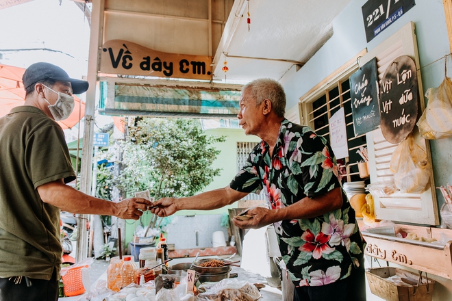 The white porridge shop for more than 10 years only sells for 1,000 VND for an elderly couple in Saigon: Selling cheap for people to eat is okay - Photo 10.