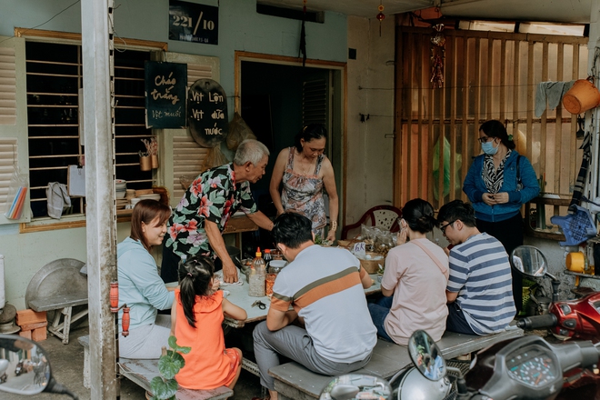 Quán cháo trắng hơn 10 năm chỉ bán giá 1.000 đồng của đôi vợ chồng già ở Sài Gòn: Bán rẻ cho người ta ăn no là được rồi - Ảnh 11.
