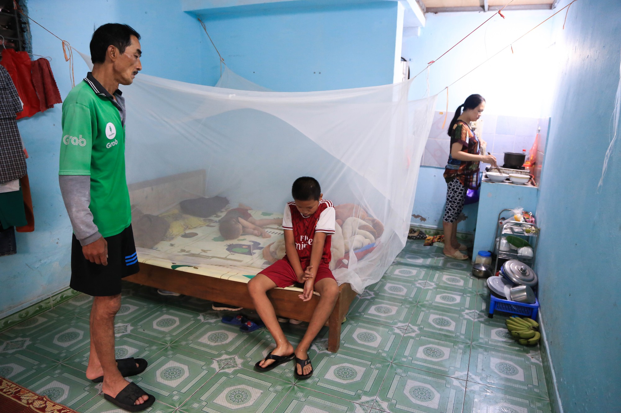 Loving his wife who was rejected by her previous husband, the man surrounded the mother and child in poverty - Photo 1.