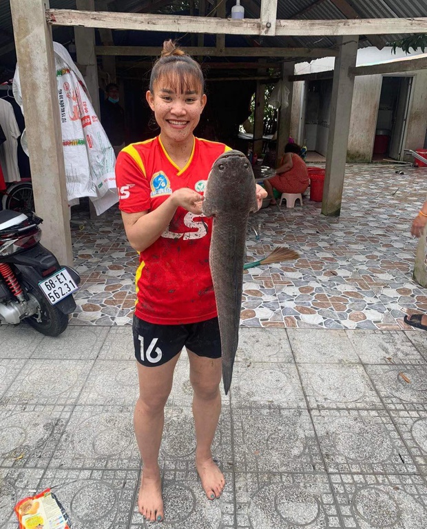 Nhà vô địch SEA Games 31: Chương Thị Kiều lội bùn, tay không bắt cá ở quê - Ảnh 1.