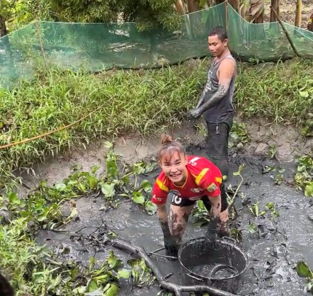 Nhà vô địch SEA Games 31: Chương Thị Kiều lội bùn, tay không bắt cá ở quê - Ảnh 2.