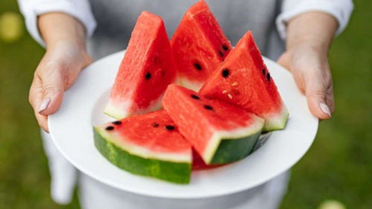 Nắng nóng thế này ăn gì cho mát? Hãy chọn 10 loại thực phẩm giúp giải nhiệt trong mùa hè - Ảnh 4.