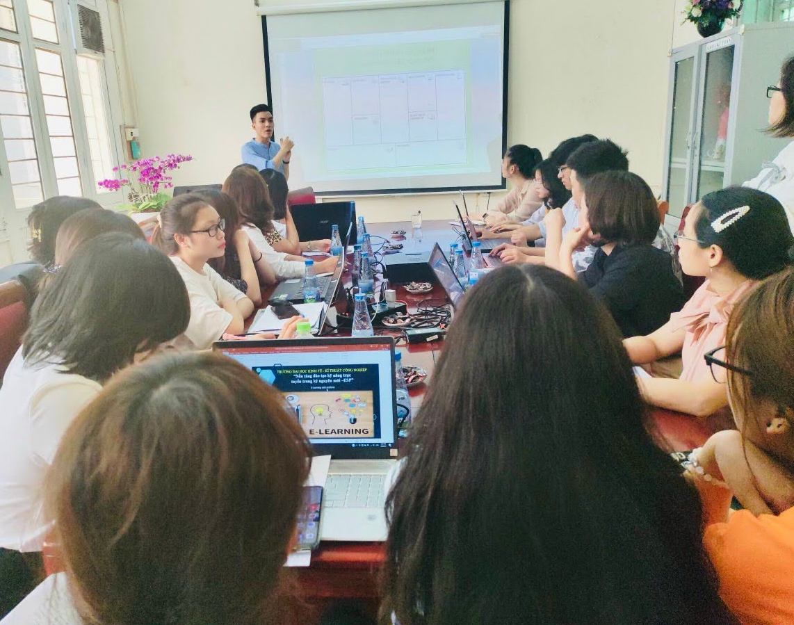 Nam sinh viên năm nhất: Từ cậu bé phụ hồ đến giám đốc kỹ thuật công nghệ - Ảnh 4.