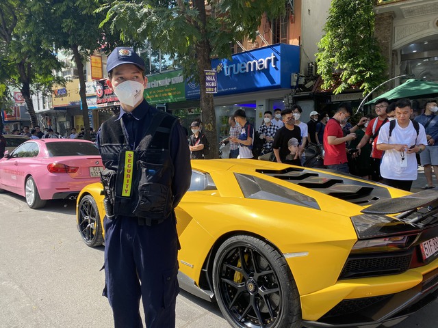 The group that protects the super cars of nearly 400 billion VND in Hanoi: These cars are very expensive, if they are scratched, they don't know how to speak - Photo 1.