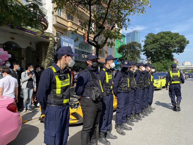 The group that protects the super cars of nearly 400 billion VND in Hanoi: These cars are very expensive, if they are scratched, they don't know how to speak - Photo 2.
