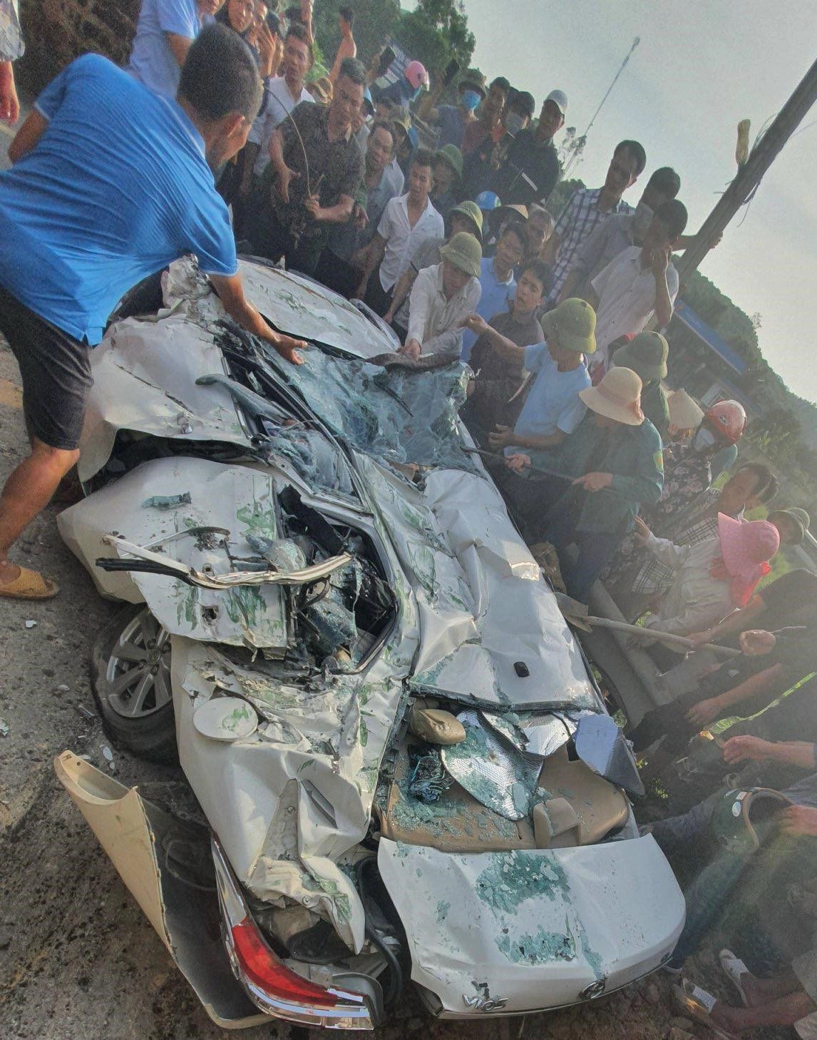 Clip: Nghẹt thở phút giải cứu thanh niên trong vụ xe tải ben chở đất đè bẹp ô tô con - Ảnh 2.