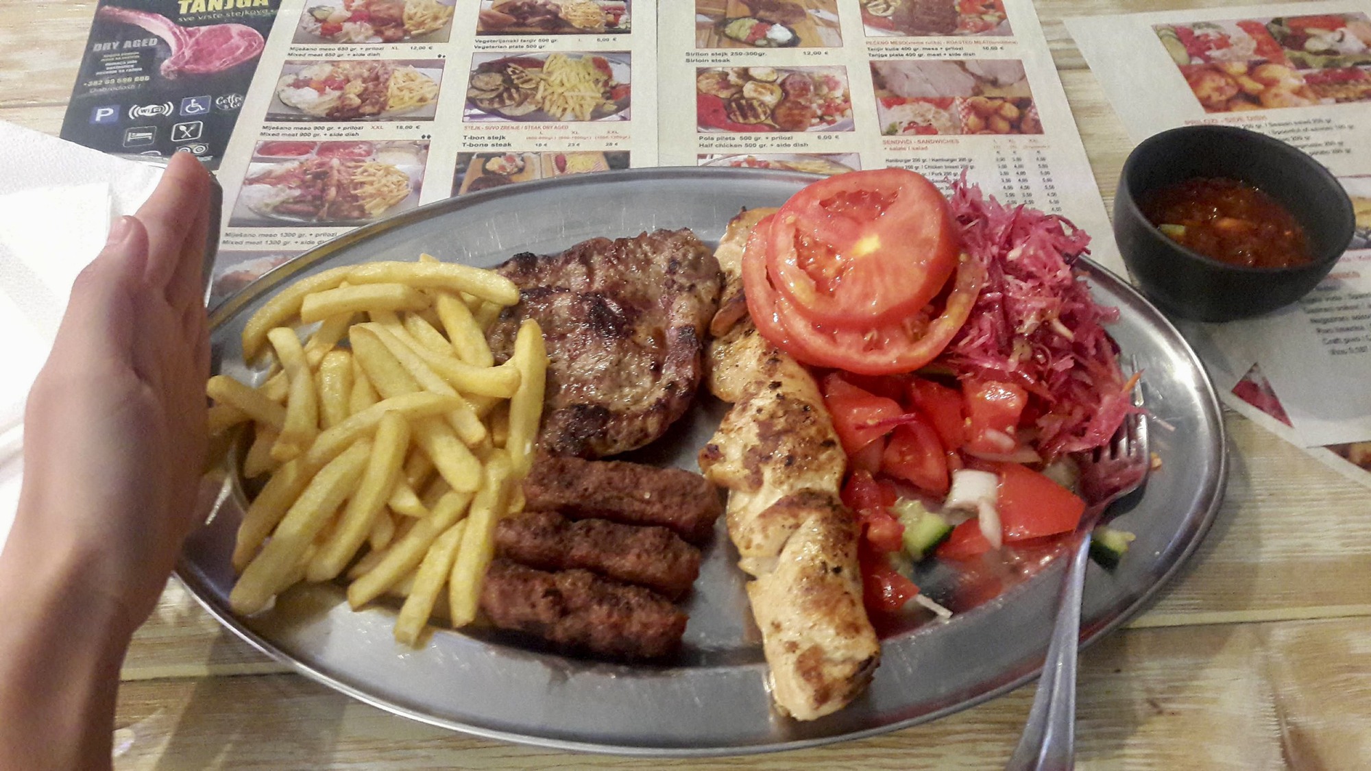 Bát canh mồng tơi trên bãi biển nước Pháp và chuyện domino lòng tốt từ cô du học sinh Việt - Ảnh 8.