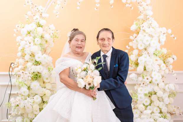 Tấm ảnh cưới đầu tiên của cặp vợ chồng già sau 54 năm gắn bó: Ông mù lòa, bà mồ côi và một tình yêu bình dị - Ảnh 5.