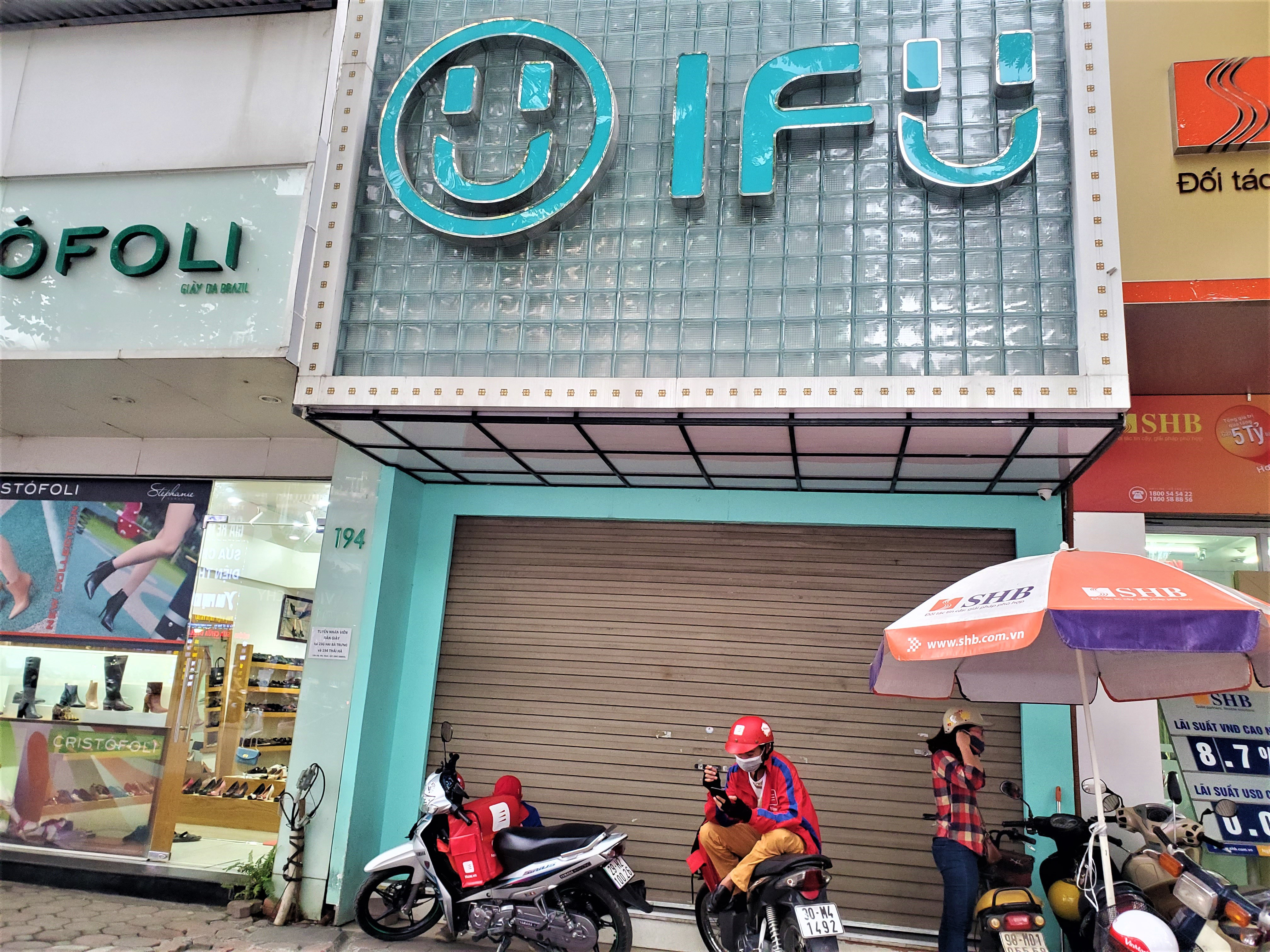 IFU đóng loạt cửa hàng giữa tâm bão âm thầm tráo nhãn mác quần áo - Ảnh 2.